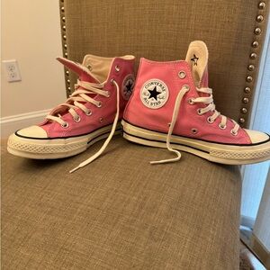 Pink high top converse barely worn! Women’s 6.5